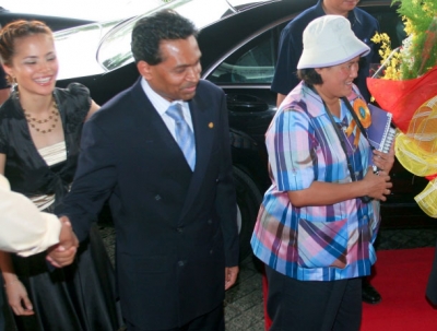 Princess Maha Chakri Sirindhorn is welcomed by Thiri Dewe Sarathchandra (great great grand daughter of King Thibaw) and Saman Sarathchandra