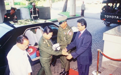 Saman Sarathchandra greets and welcomes Prime Minister of the Union of Myanmar General Khin Nyunt (2004) From right to left – Saman Sarathchandra, Prime Minister Khin Nyunt and Foreign minister H.E. Win Aung