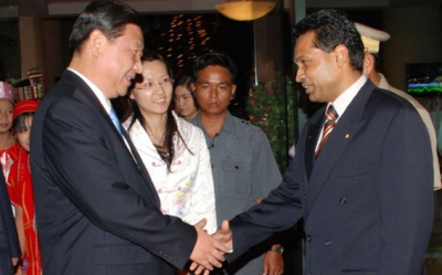 Hotel General Manager Saman Sarathchandra shakes hand with H.E. Xi Jinping