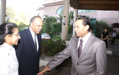 Saman Sarathchandra welcomes the Foreign Minister of the Republic of Singapore H.E. K. Shanmugam and his wife. 