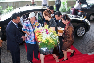 HRH Princess Maha Chakri Sirindhorn is welcomed by Thiri Dewe Sarathchandra (great great grand daughter of King Thibaw) and Saman Sarathchandra 