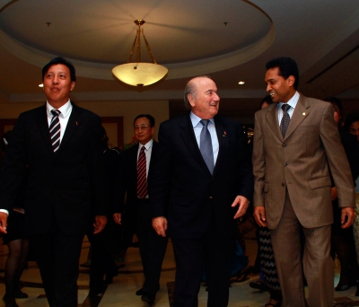 FIFA President Joseph. S. Blatter  and Myanmar Football Federation President U Zaw Zaw with Saman Sarathchandra
